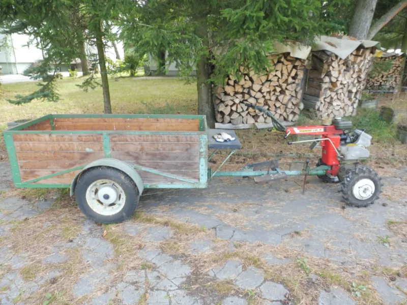 zahradní traktůrek s brzděným vlekem
